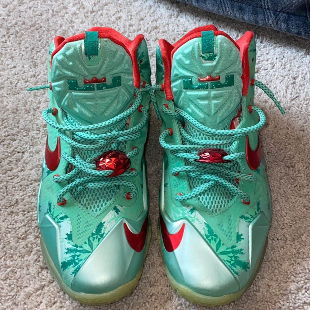 Christmas lebron 11